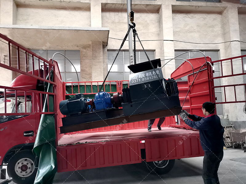 中型半自動液壓對輥破碎機設備發貨 發往河南