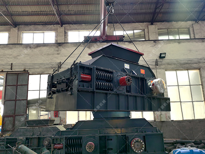 1000x700型直連式液壓對輥制砂機發(fā)貨圖片