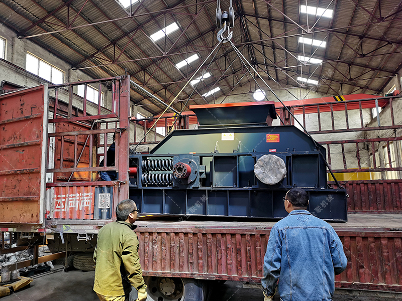 1000x700型直連式液壓對輥制砂機發(fā)貨圖片