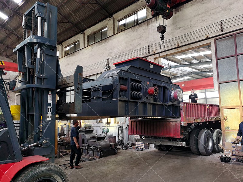 1500x1000型對輥制砂機 大型制砂機發往內蒙古