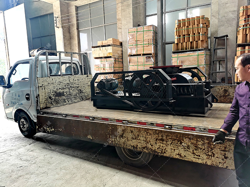 2PG400X250對輥破碎機(jī)發(fā)貨圖片_發(fā)往湖南長沙_破碎焦沫 2PG400X250對輥破碎機(jī)發(fā)貨圖片_發(fā)往湖南長沙_破碎焦沫