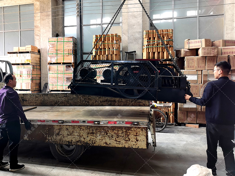 2PG400X250對輥破碎機(jī)發(fā)貨圖片_發(fā)往湖南長沙_破碎焦沫