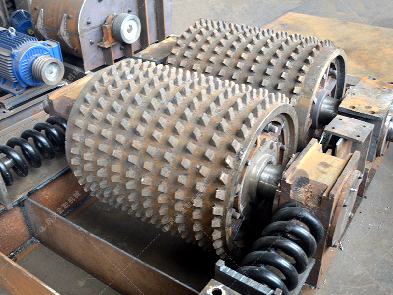 高碳硅鐵特別脆？防過粉碎雙齒輥有何特殊設(shè)計(jì)？